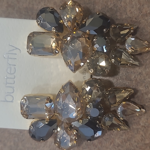 Gold earrings by Butterfly. Lead and nickel compliant. - Picture 2 of 3